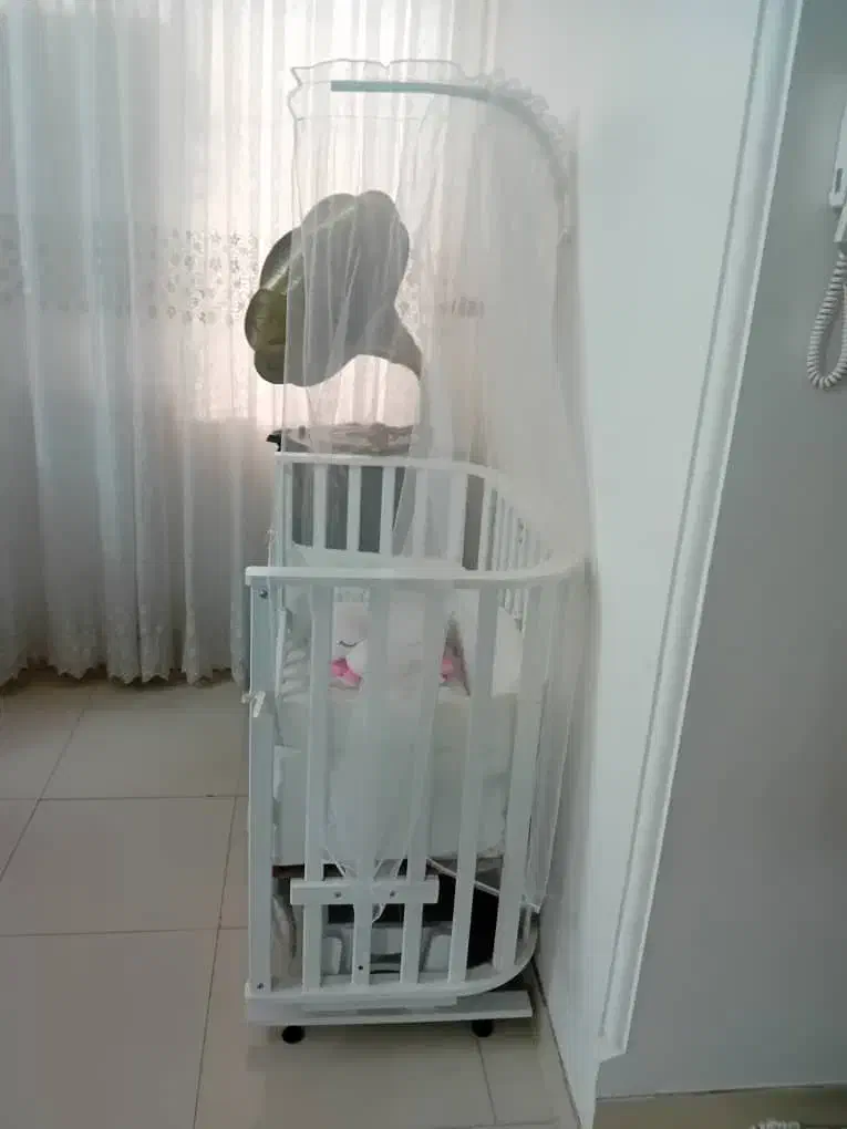 تخت کنار تخت نوزاد + پشهبند و تشک|تخت و صندلی بچه|ماهدشت, |دیوار