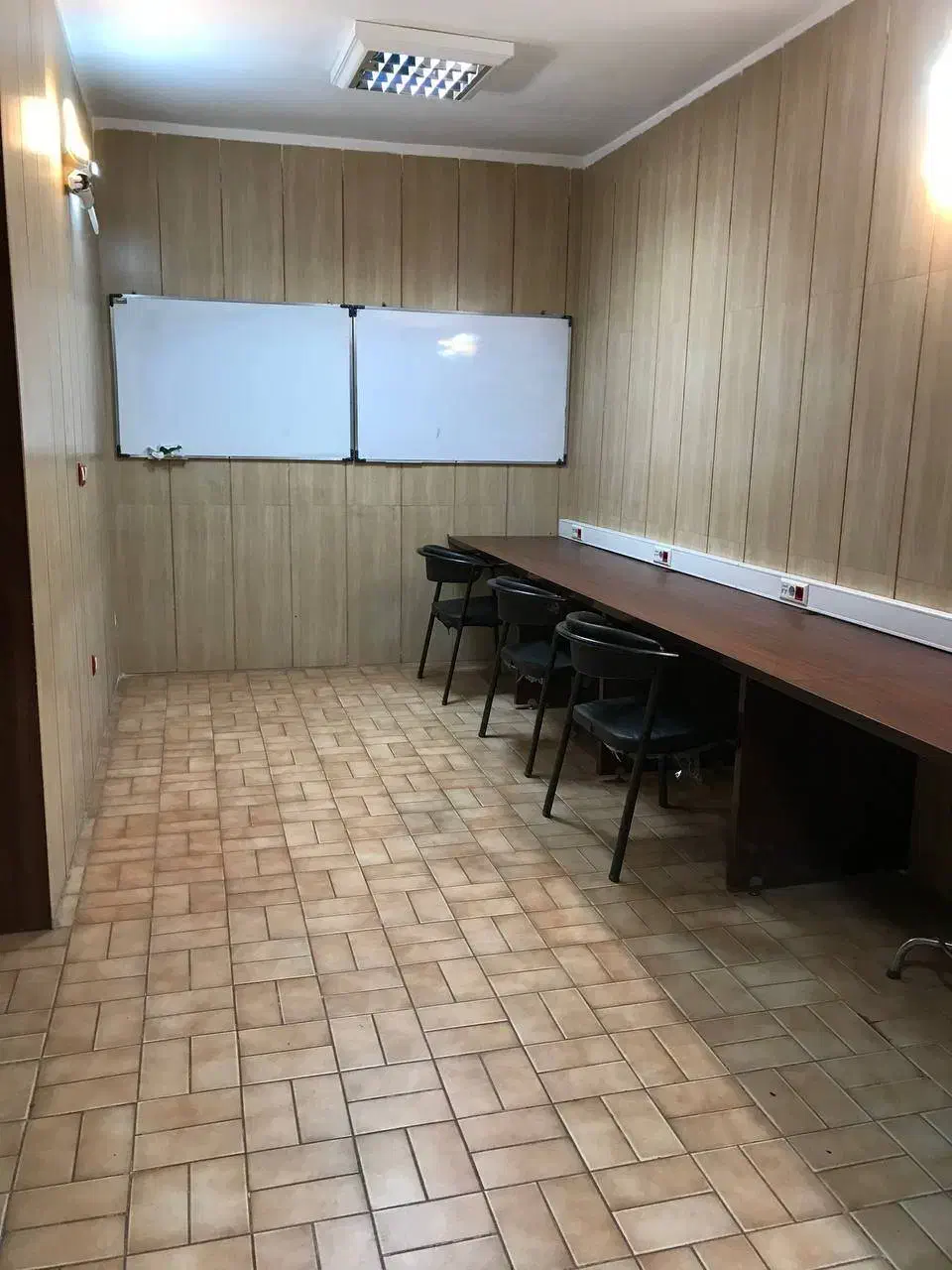 اجاره ساعتی دفتر اداری|اجارهٔ کوتاه‌مدت دفتر کار و فضای آموزشی|کرج, برغان|دیوار