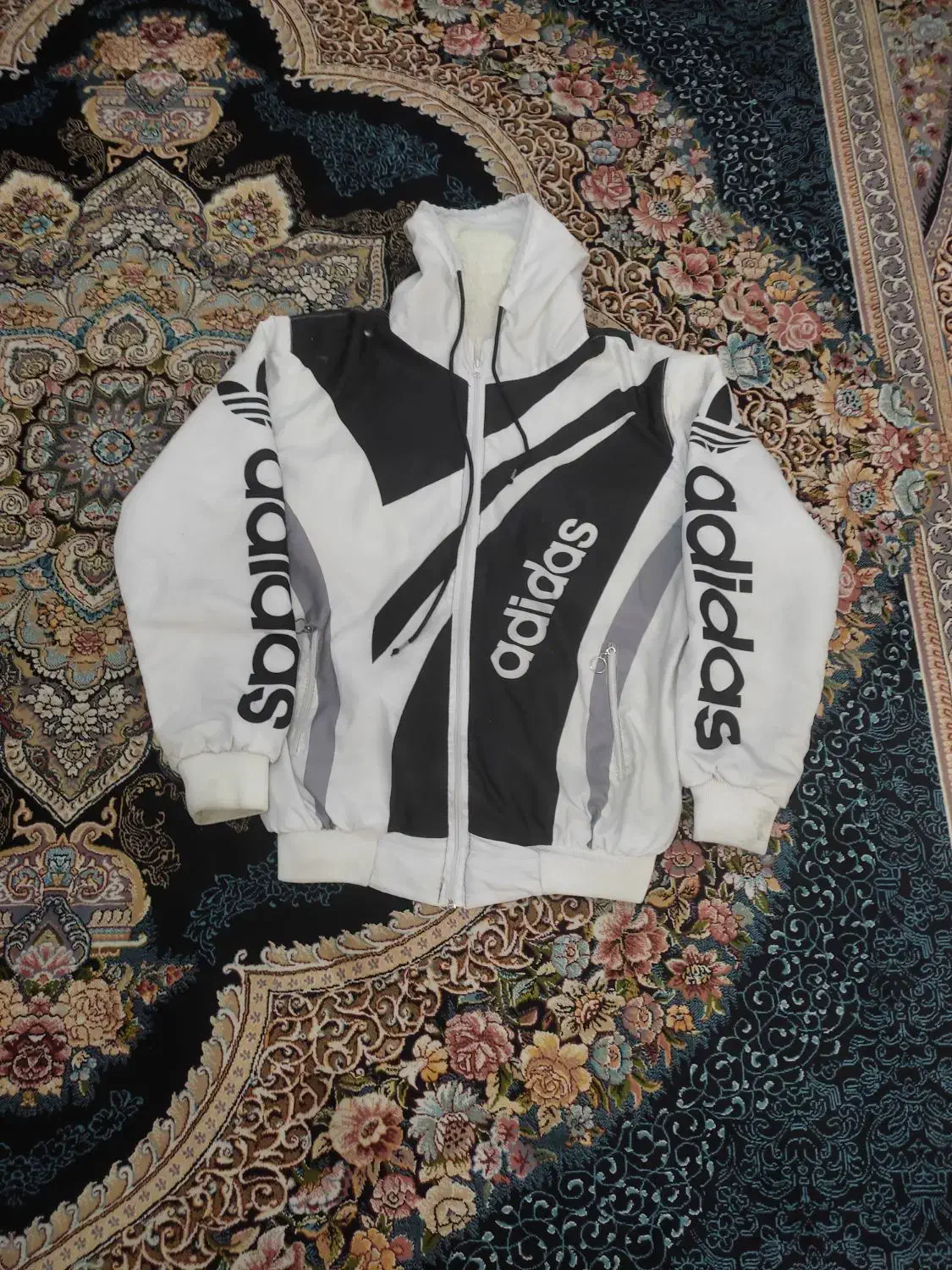 کاپشن|لباس|شیراز, رازی|دیوار