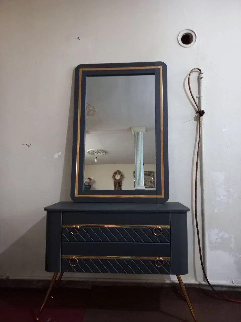 دکور آرایشگاه/صندلی اصلاح/آینه کنسول/کپ|آرایشگاه و سالنهای زیبایی|هشتگرد, هشتگرد قدیم|دیوار