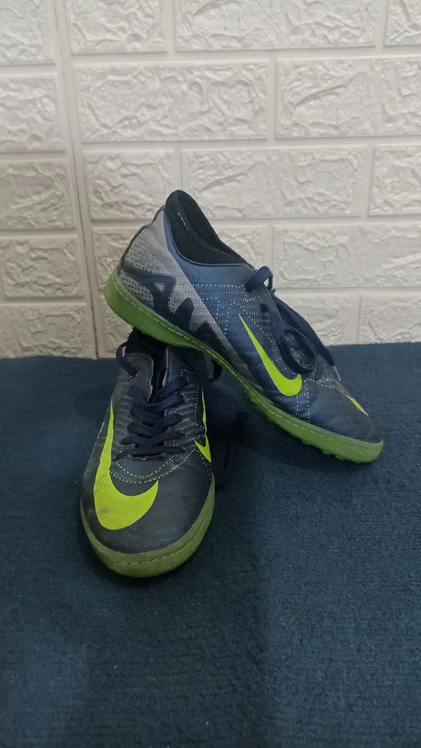 کفش چمن|کیف، کفش، کمربند|شیراز, پشم شیشه|دیوار