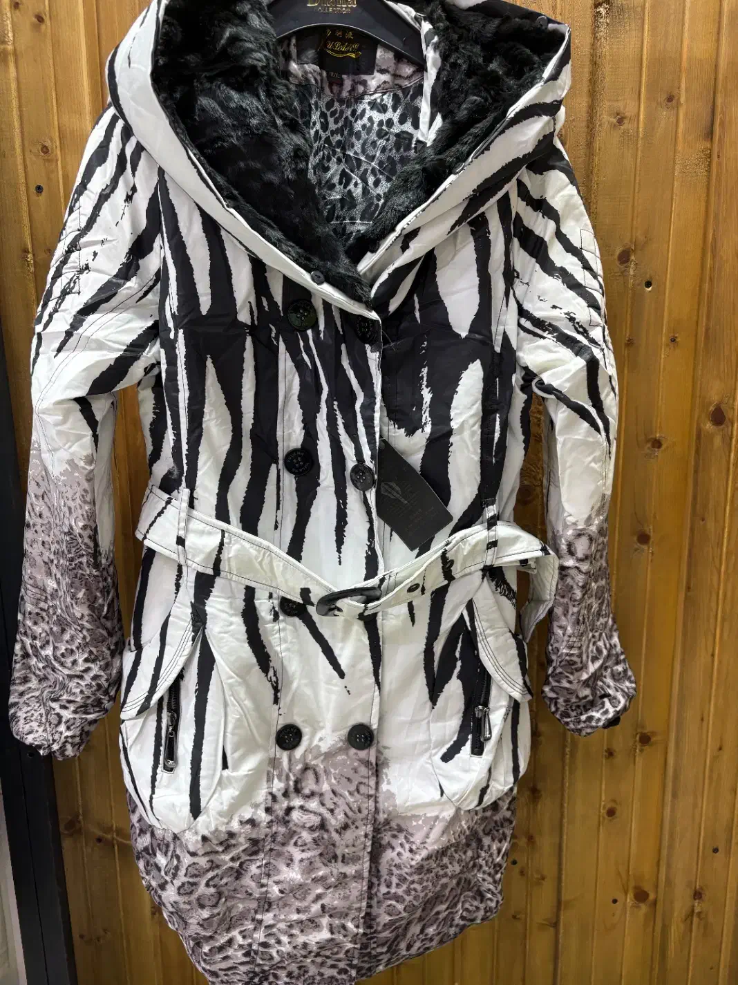 کاپشن|لباس|درگهان, |دیوار