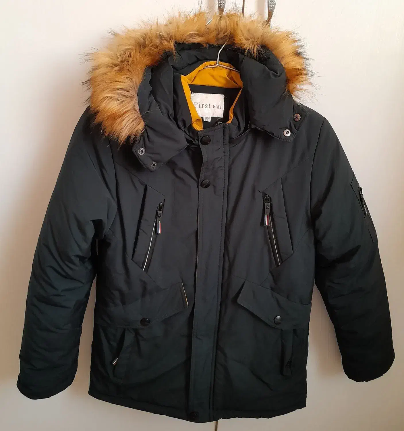 لباس زمستانی خارجی|لباس|قم, مسجد امام حسن|دیوار