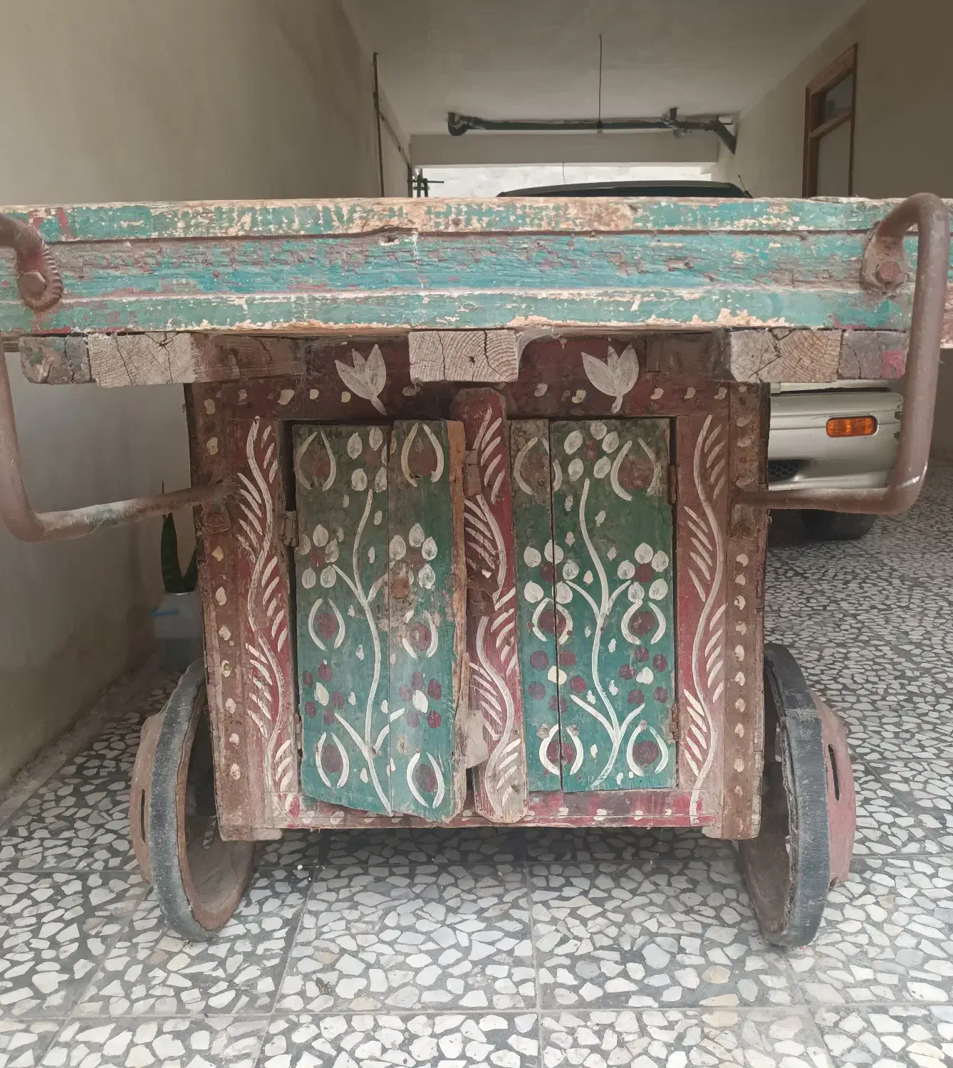 چرخ دستی|کلکسیون اشیاء عتیقه|آمل, |دیوار