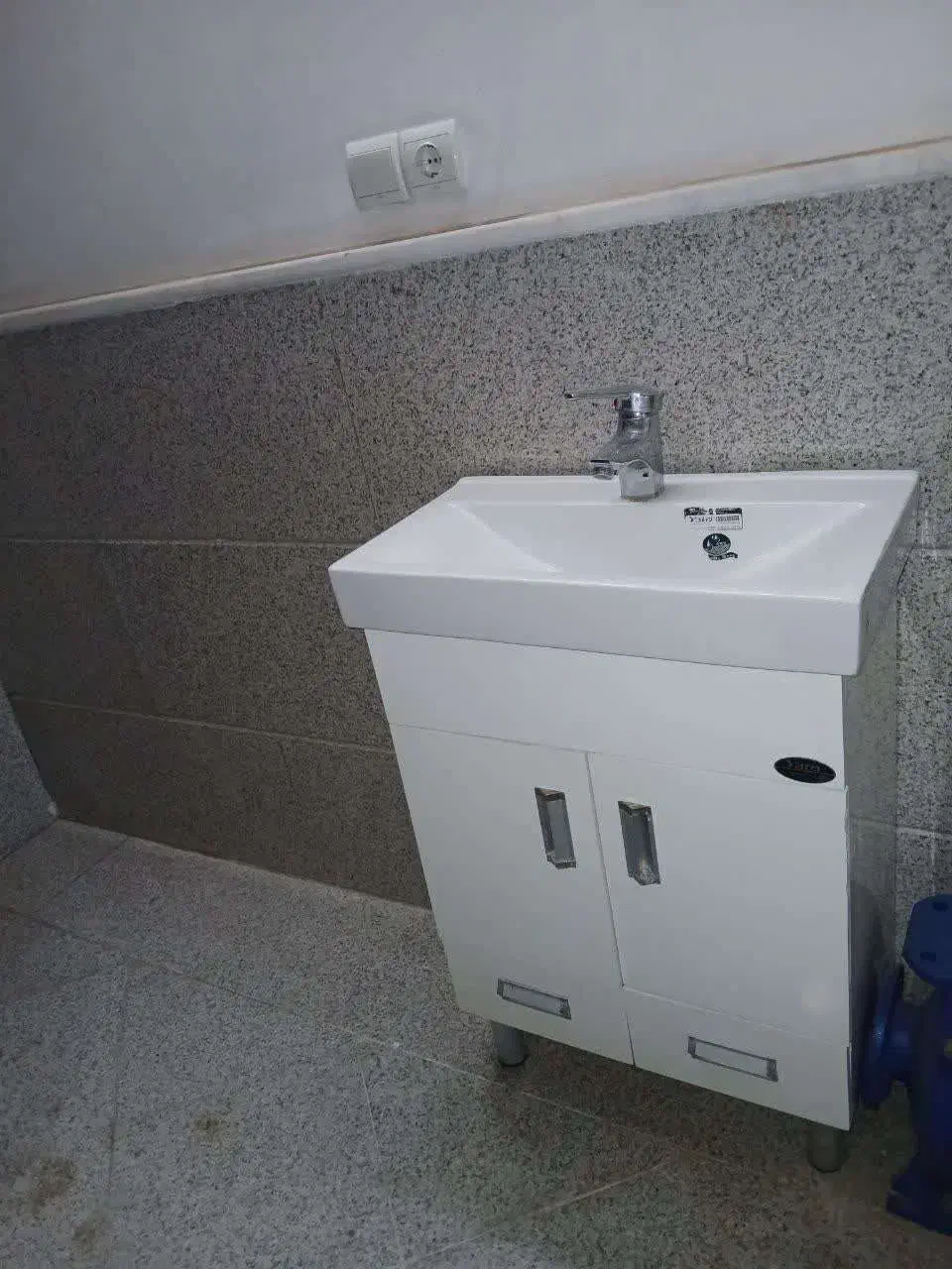 روشویی کمددار و شیر سالم|لوازم سرویس بهداشتی|قم, صادقی|دیوار