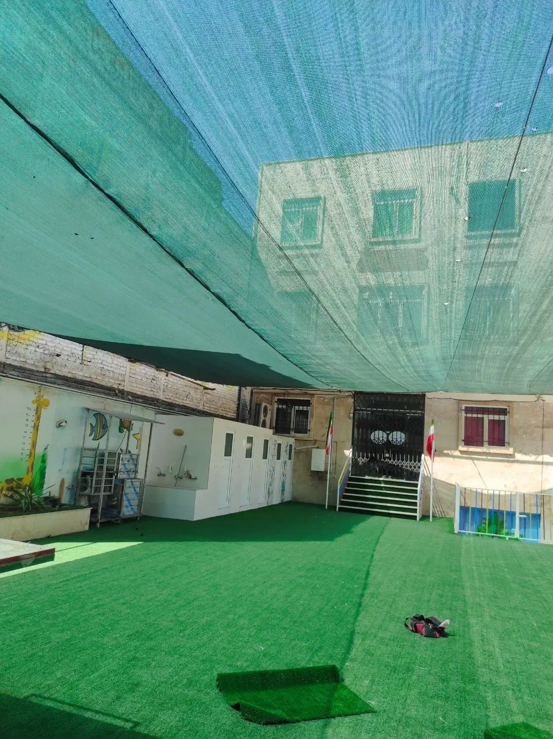 توری سایبان/ شید سایبان/سایبان مدرسه/ سایبان متحرک|عمده‌فروشی|تهران, پرستار|دیوار