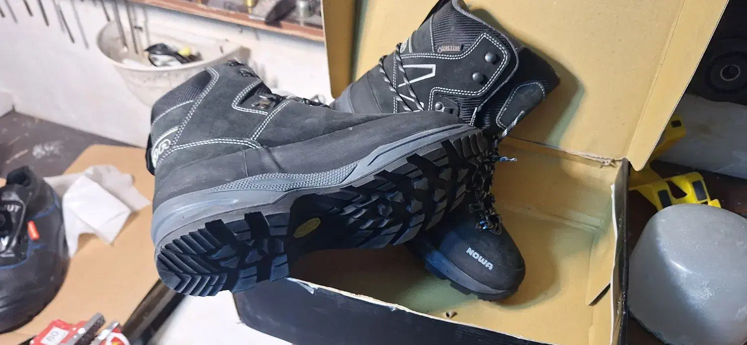 دو عدد پوتین یکی کوه نوردی یکی ایمنی|کیف، کفش، کمربند|اردبیل, |دیوار