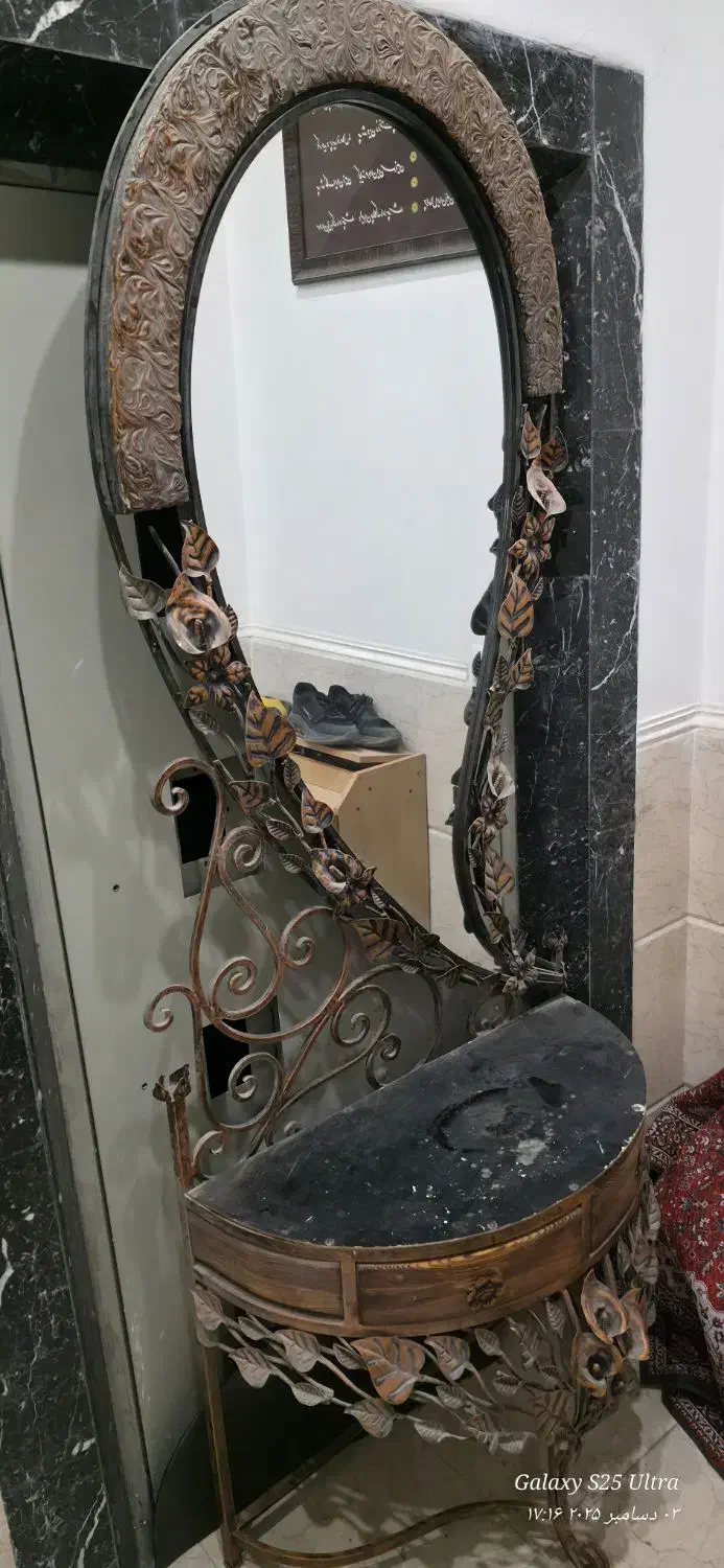 آینه و کنسول فلزی طرح گل و برگ کار دست، بسیار زیبا|مبلمان خانگی و میز عسلی|یزد, |دیوار