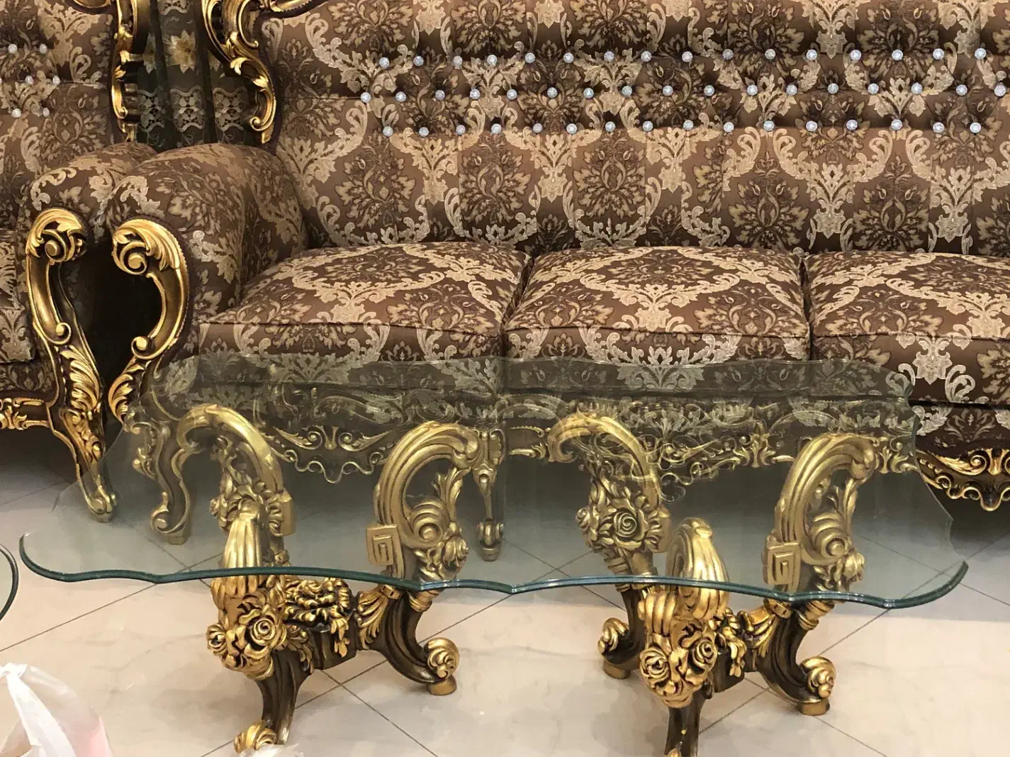 مبلمان سلطنتی همراه میز وسط و ۲ میز عسلی در حد نو|مبلمان خانگی و میز عسلی|قزوین, |دیوار