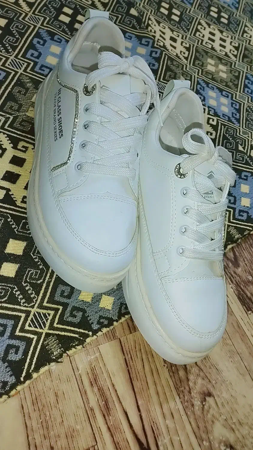 کتانی سفید|کیف، کفش، کمربند|لنگرود, |دیوار