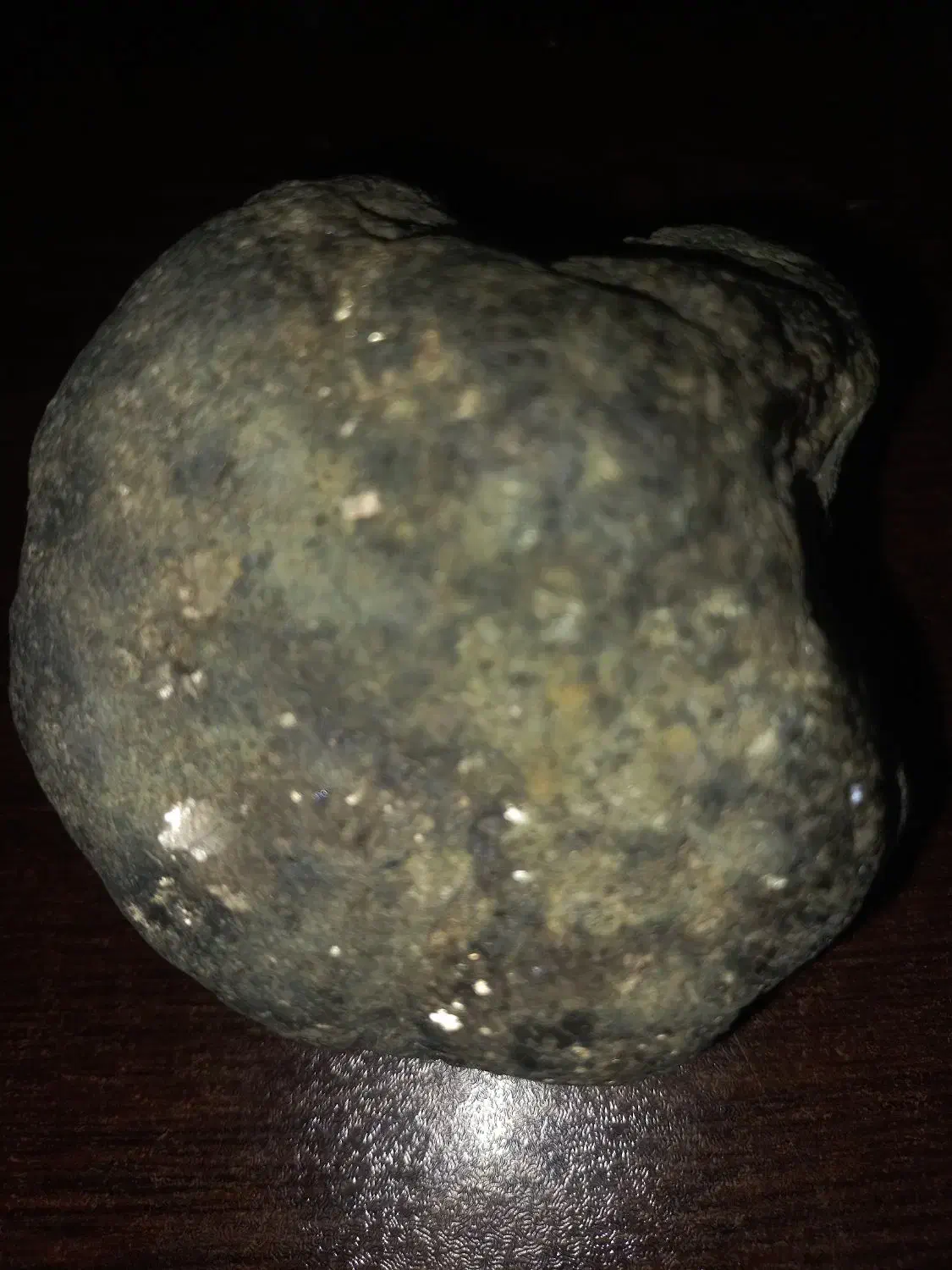 شهاب سنگ که دورن سنگ تیکهایی فلز|جواهرات|اندیشه, اندیشه فاز ۱|دیوار