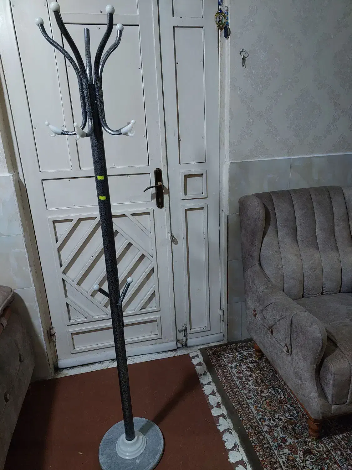 چوب لباسی|بندرخت و رخت‌آویز|شیراز, بریجستون|دیوار