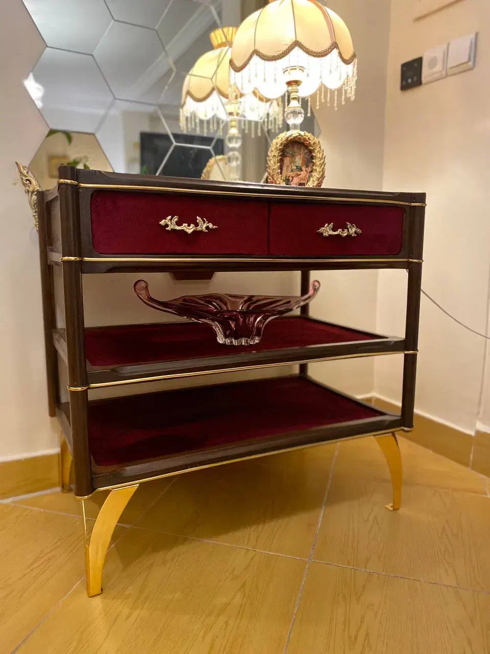 یک عدد میز چوبی کنار مبلی|میز تلفن|تهران, بهداشت|دیوار