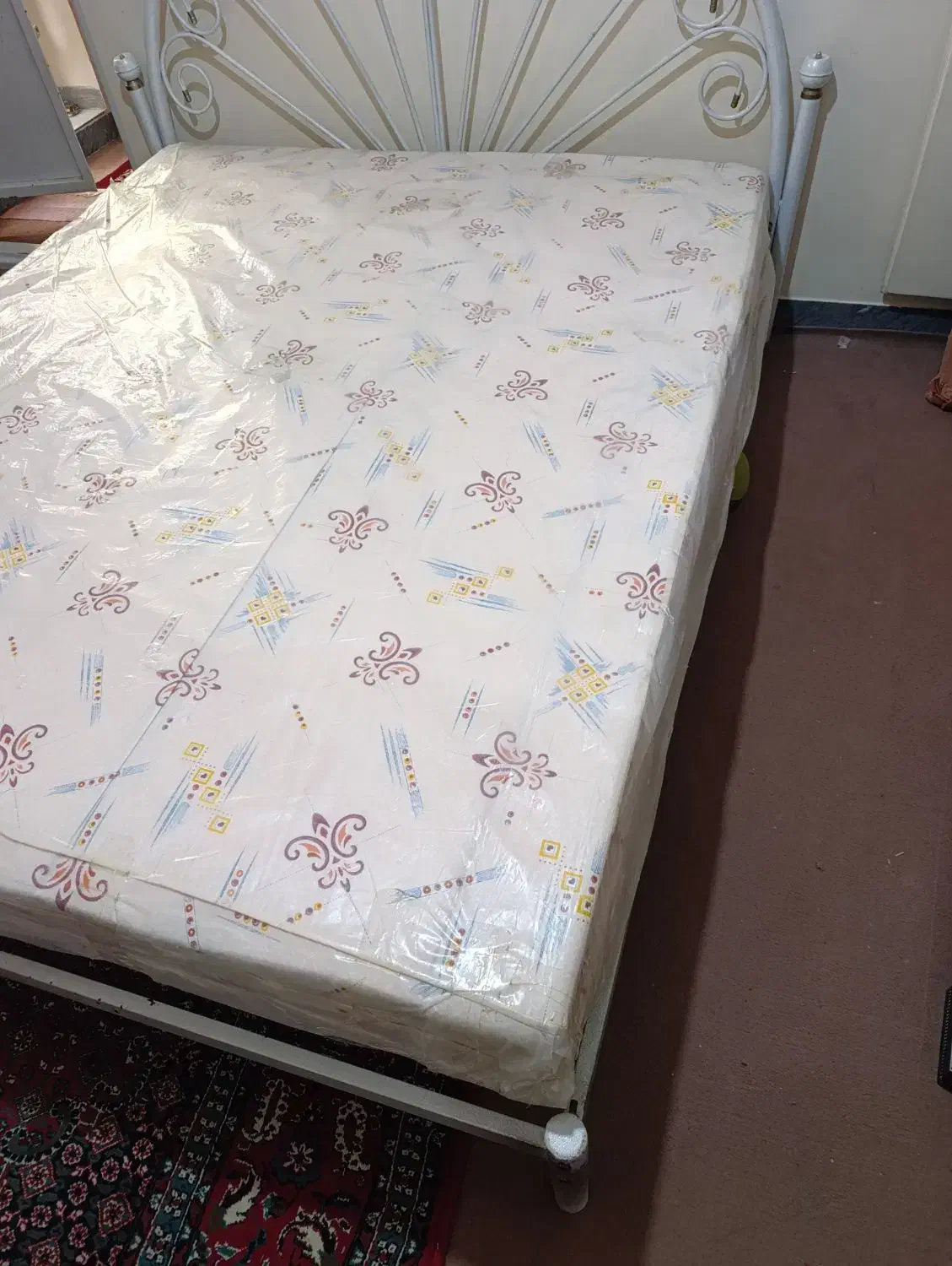 تخت خواب دونفره فلزی فرفوژه|تخت و سرویس خواب|همدان, |دیوار