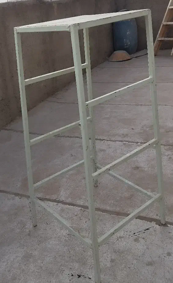 چهار پایه آهنی|صندلی و نیمکت|قدس, شهر‌قدس|دیوار