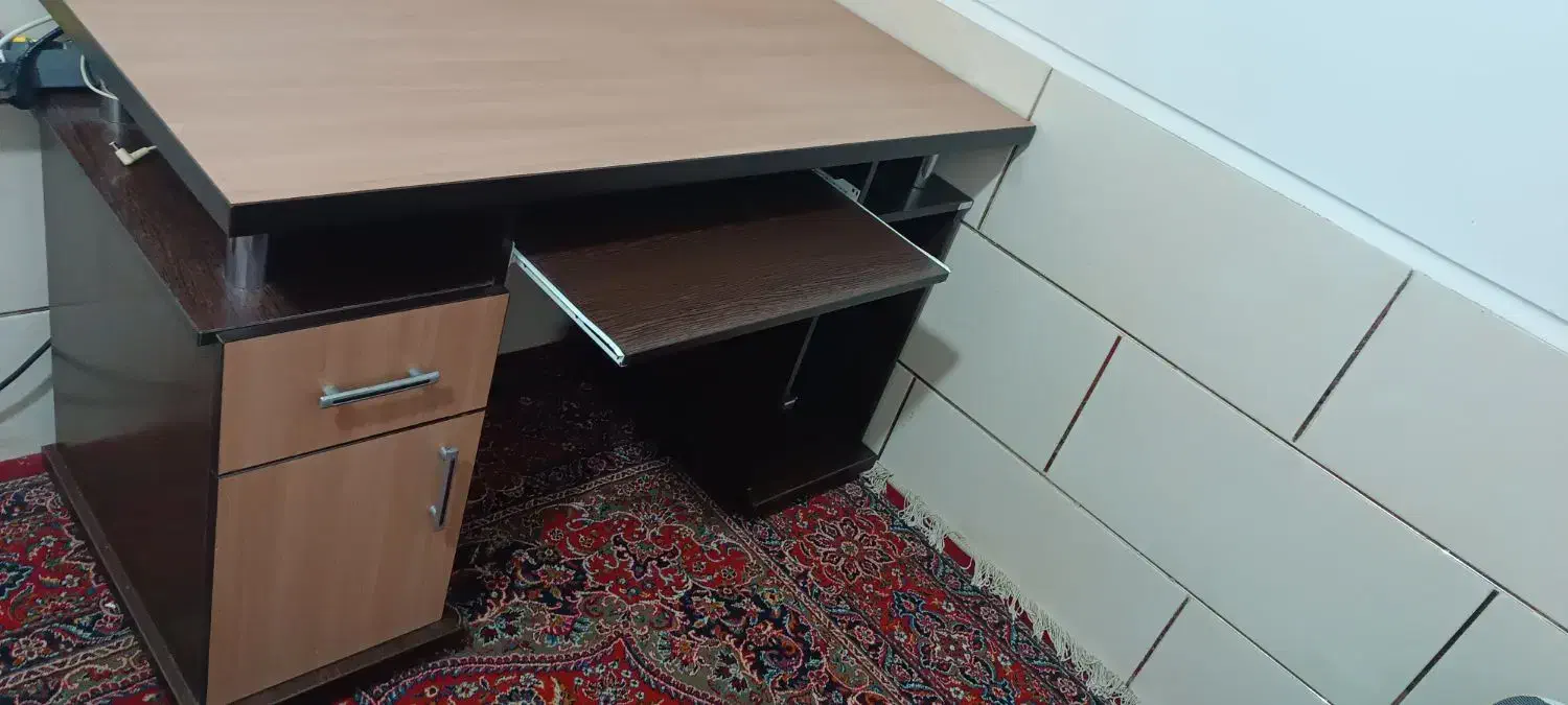 میز کامپیوتر یا تحریر در حد صفر|میز تحریر و کامپیوتر|شیراز, کوشک میدان|دیوار