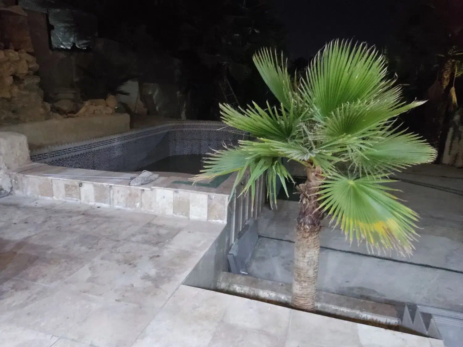 اجاره باغ ویلا|اجارهٔ کوتاهمدت ویلا و باغ|شیراز, بید زرد|دیوار