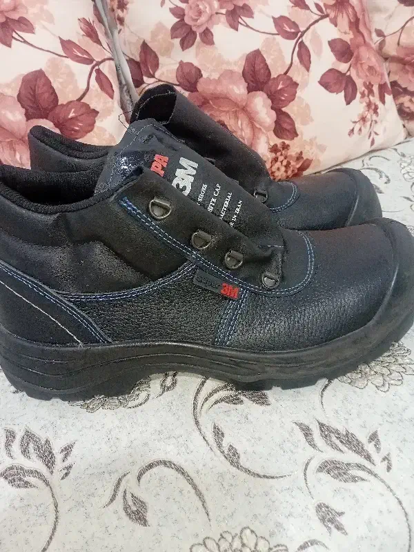 کفش|کیف، کفش، کمربند|گیلان غرب, |دیوار