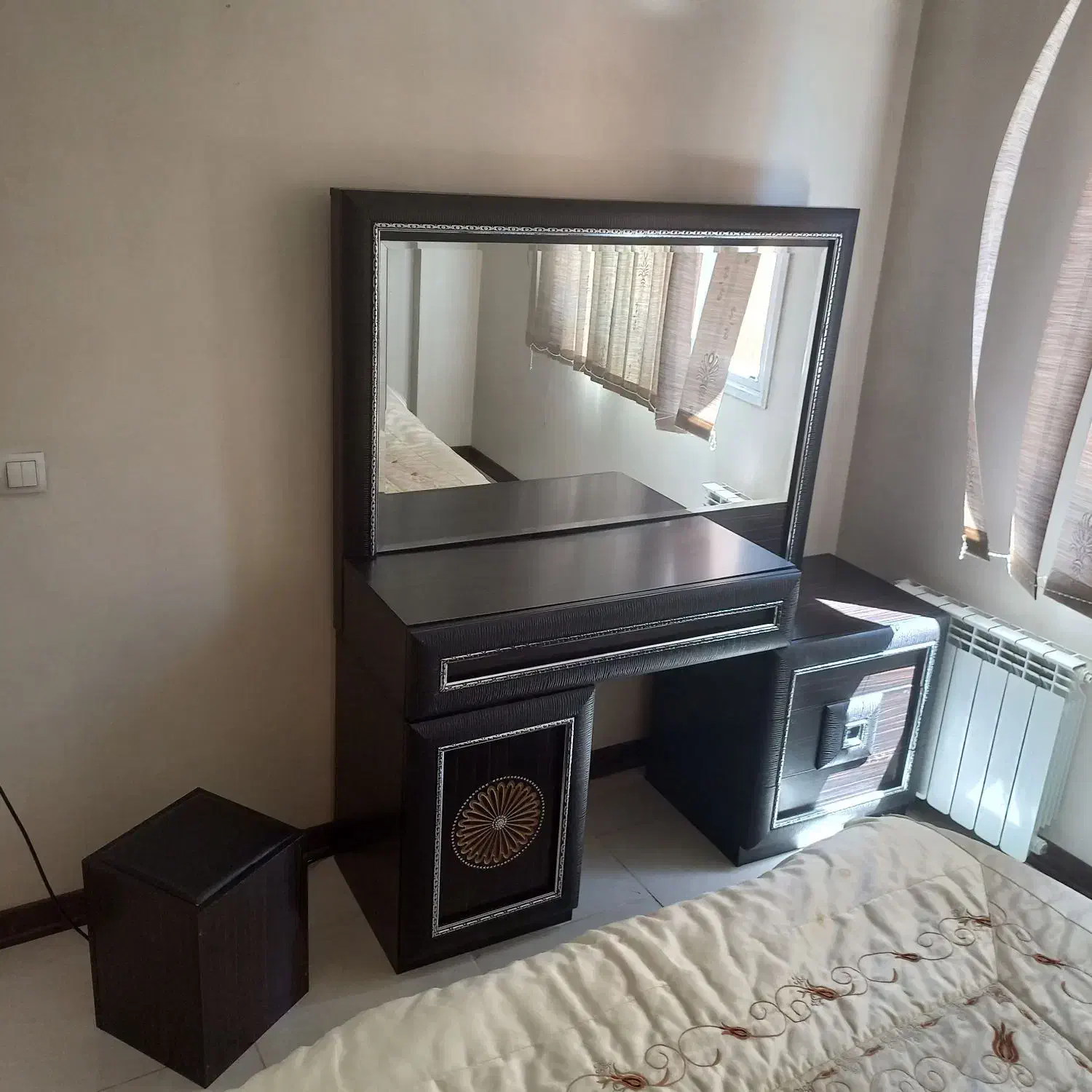 سرویس خواب دو نفره همراه با میز آرایش و کنار تختی|تخت و سرویس خواب|اصفهان, مهدی آباد|دیوار