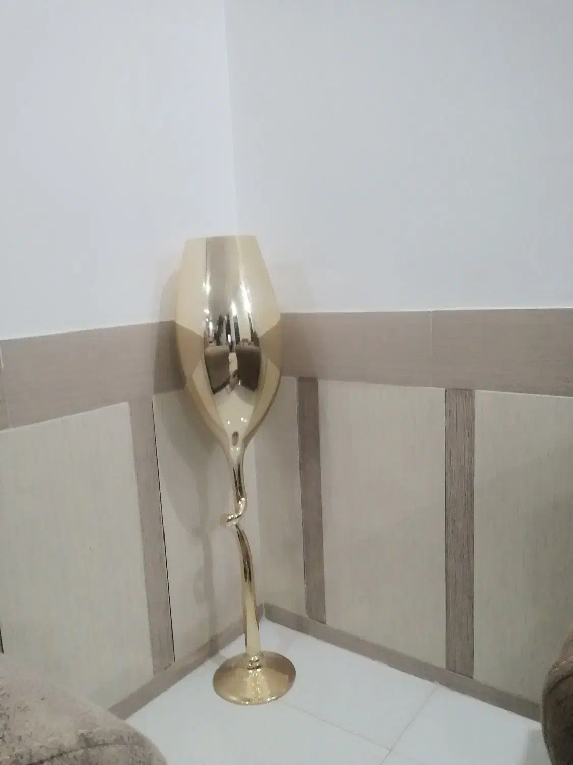 گلدان شیشه ای|گل مصنوعی|تربت جام, میان جام|دیوار