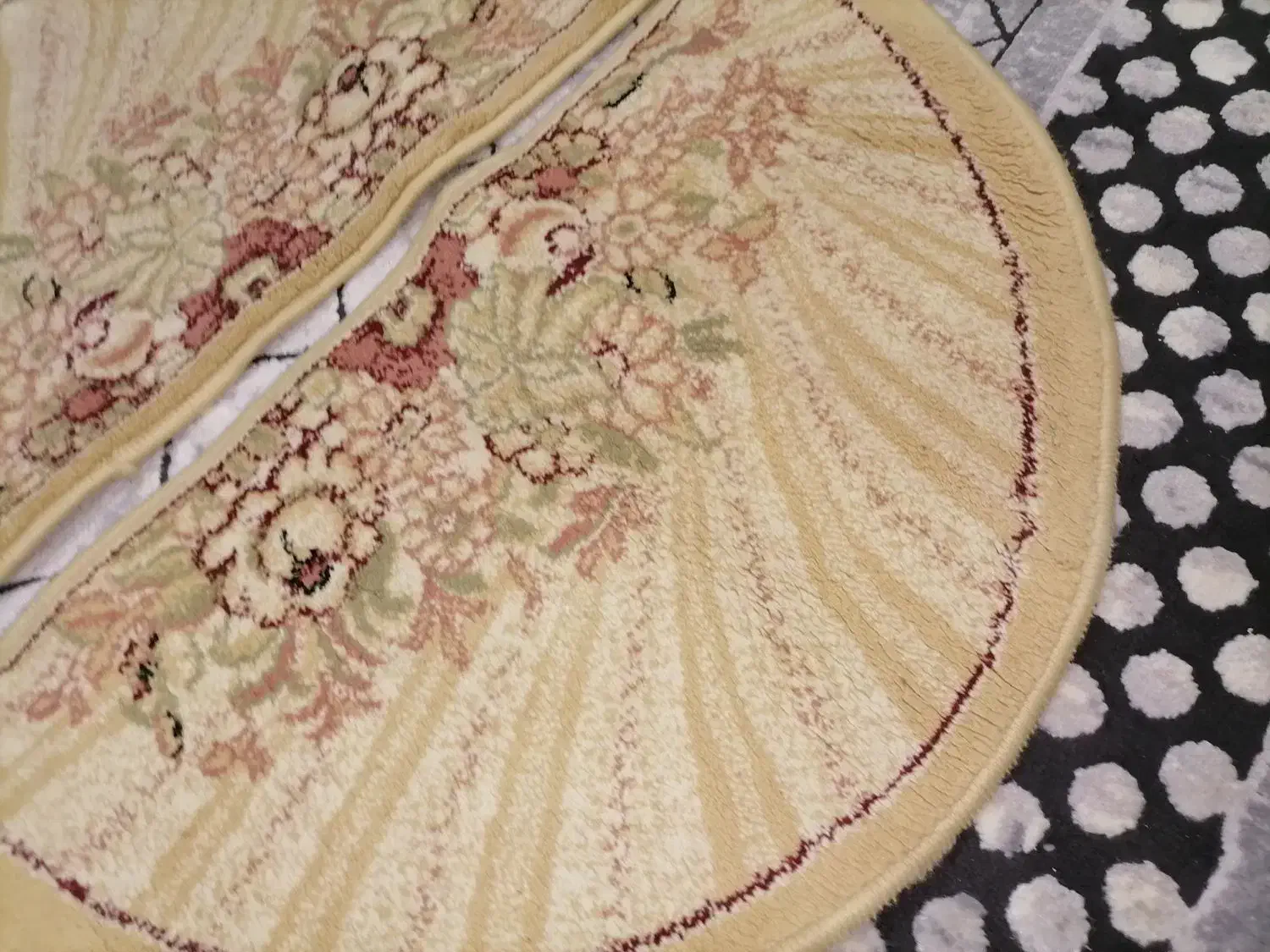 دوعدد پادری نیم دایره.  فرش ماشینی|پادری|همدان, |دیوار