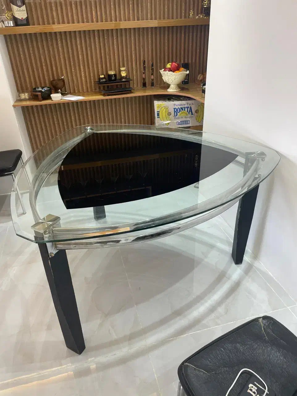 فرش درحد نو و میز شیشه ای فوری|فرش|قشم, |دیوار