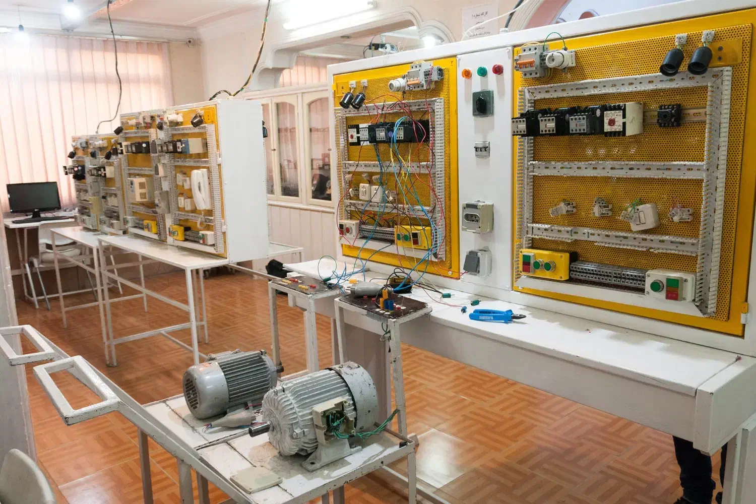 هنرآموز برق صنعتی جهت تدریس در هنرستان|استخدام آموزشی|قدس, شهرقدس|دیوار