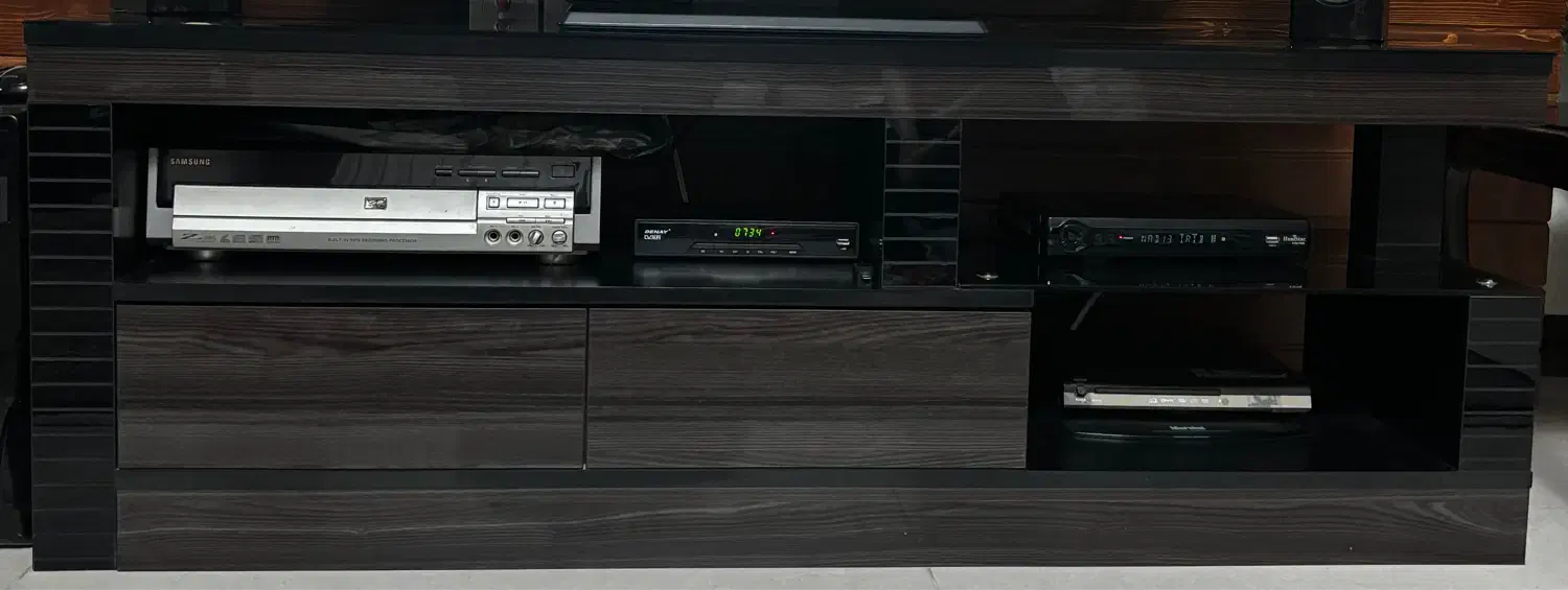 فروش یک میز زیر تلویزیون نو و یک عدد بوفه|بوفه، ویترین، کنسول|کرمان, |دیوار