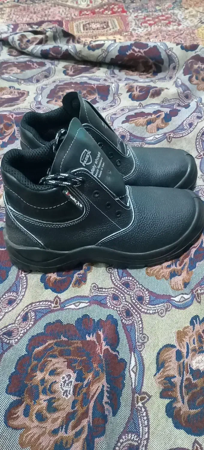 کفش کارمعاوضه باپرنده|کیف، کفش، کمربند|زاویه, |دیوار