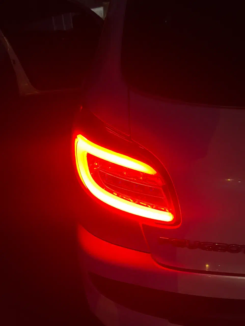 چراغ ۲۰۷ و سپر ۲۰۷|قطعات یدکی و لوازم جانبی|رشت, علی آباد|دیوار