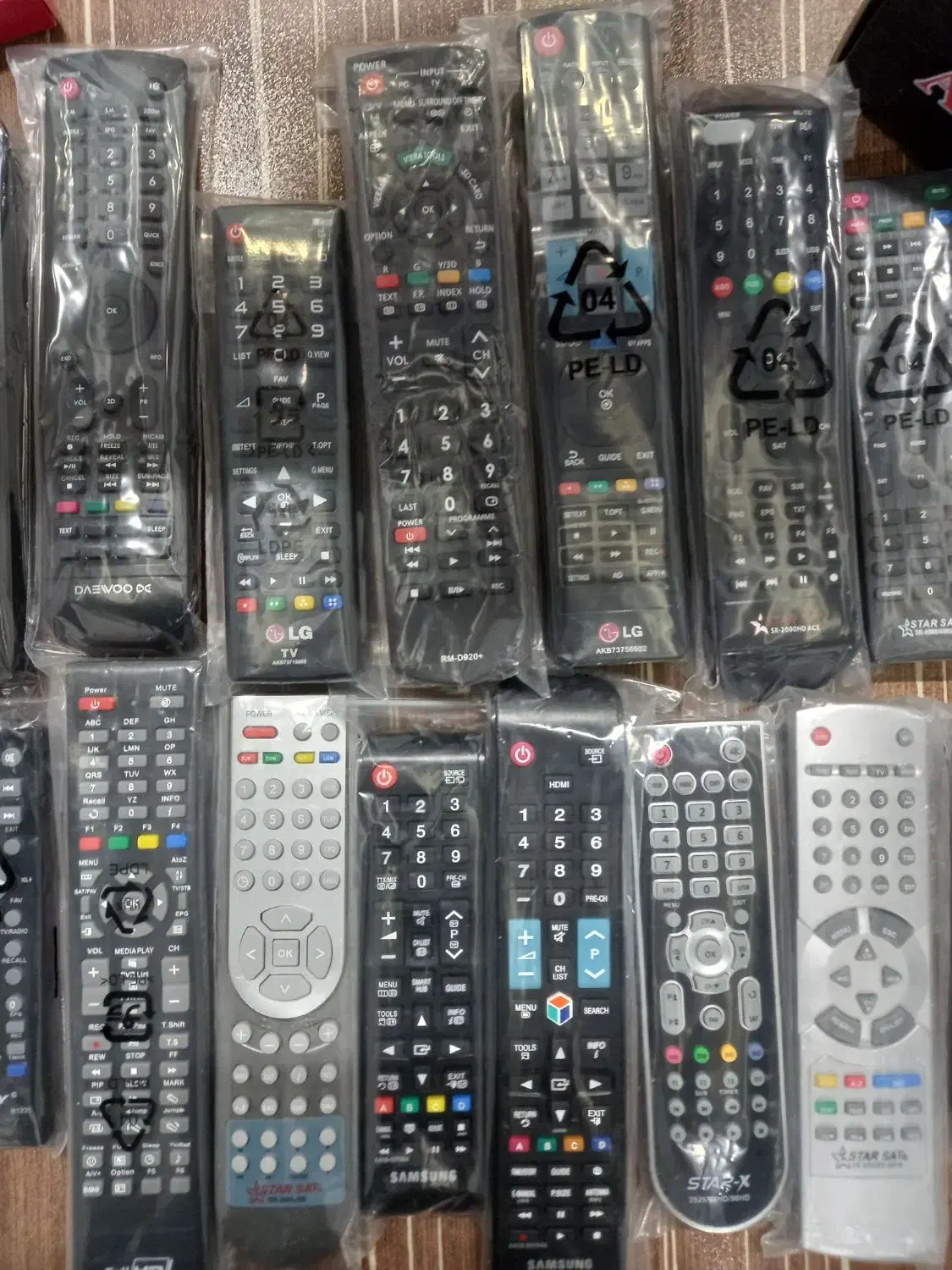 انواع کنترل تلوزیون و گیرنده|تلویزیون و پروژکتور|صدرا-فارس, فاز ۱|دیوار