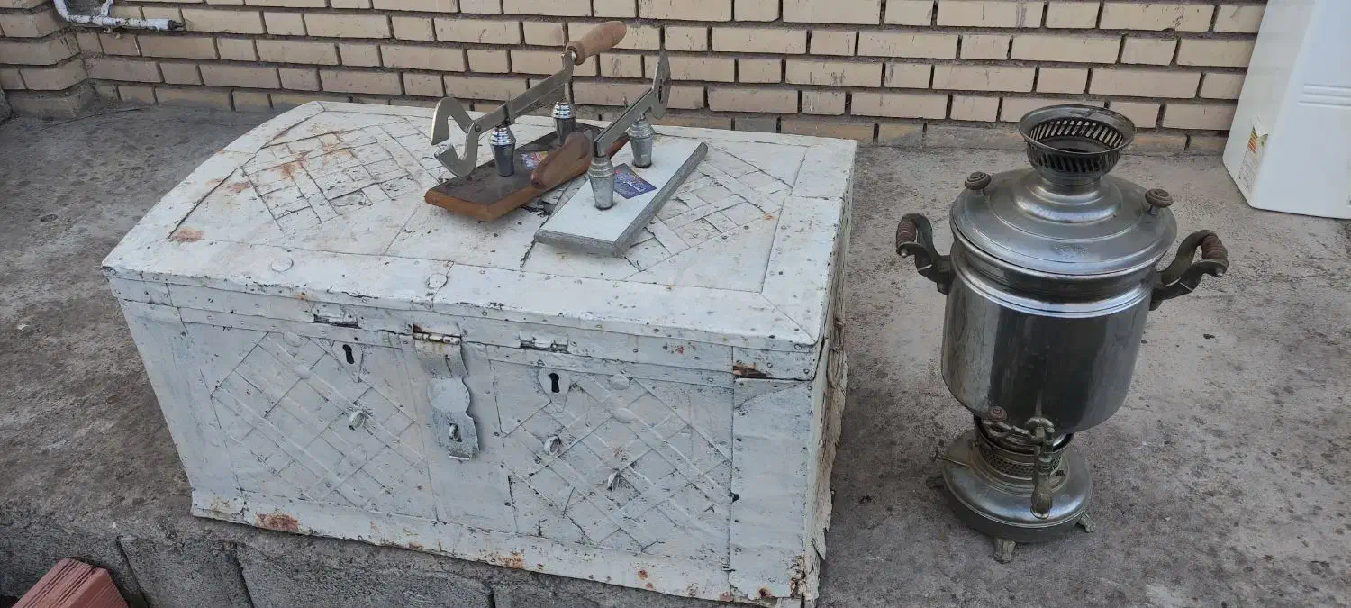 سماور و‌صندوق قدیمی|سماور، چای‌ساز، قهوه‌ساز|ویلکیج, |دیوار