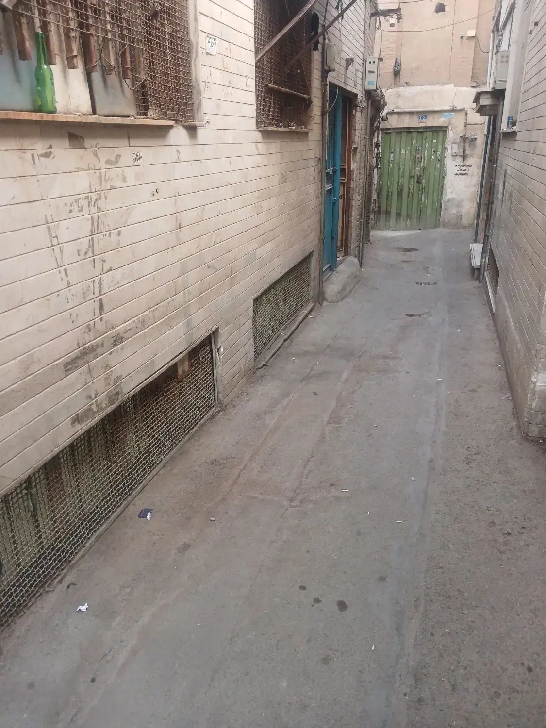 اجاره نصف مغازه در بازار تهران|اجارهٔ مغازه و غرفه|تهران, بازار|دیوار