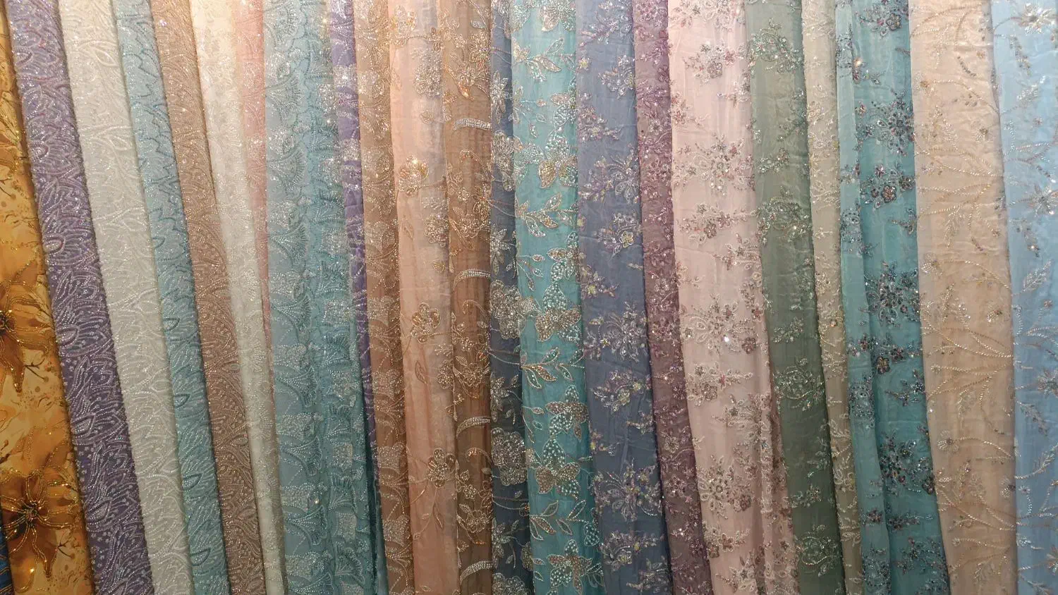 پارچه‌های ابریشمی و پارچه‌های ارگانزا با قیمت مناس|لباس|زاهدان, |دیوار