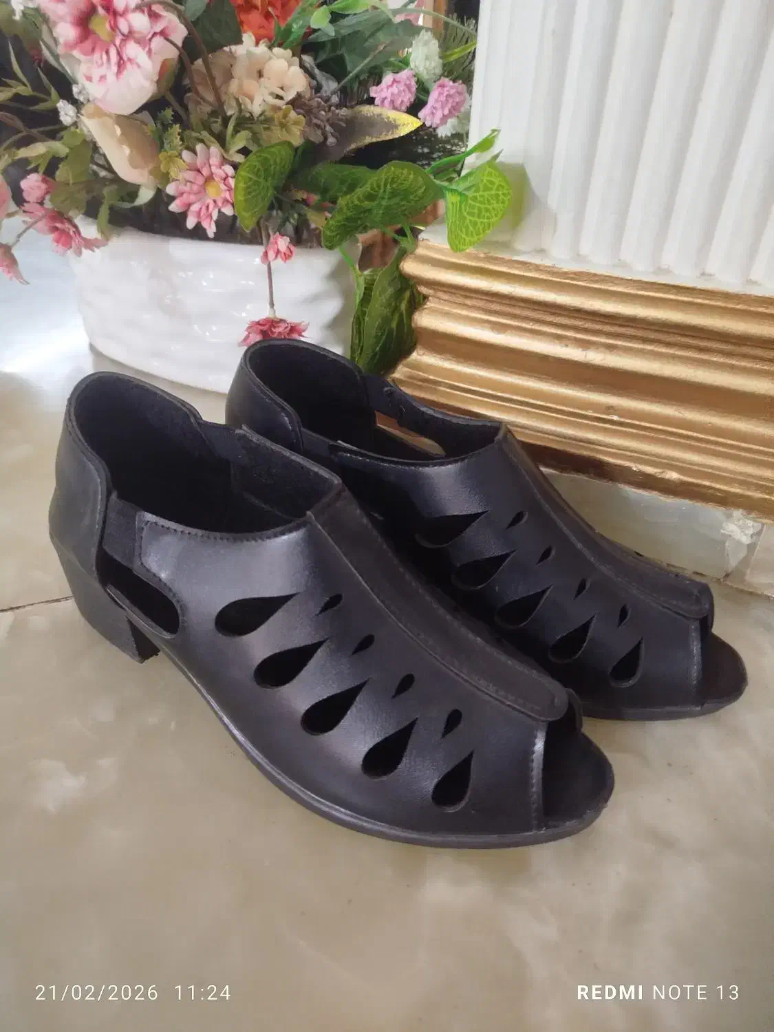 کفش|کیف، کفش، کمربند|قم, باغ کرباسی|دیوار