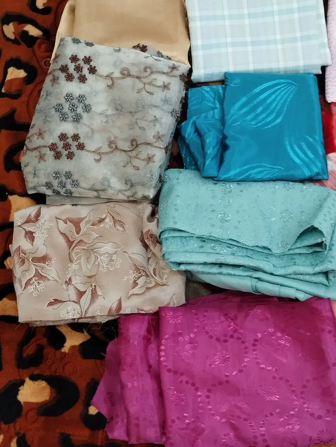 پارچه|لوازم خیاطی و بافتنی|لنجان, |دیوار