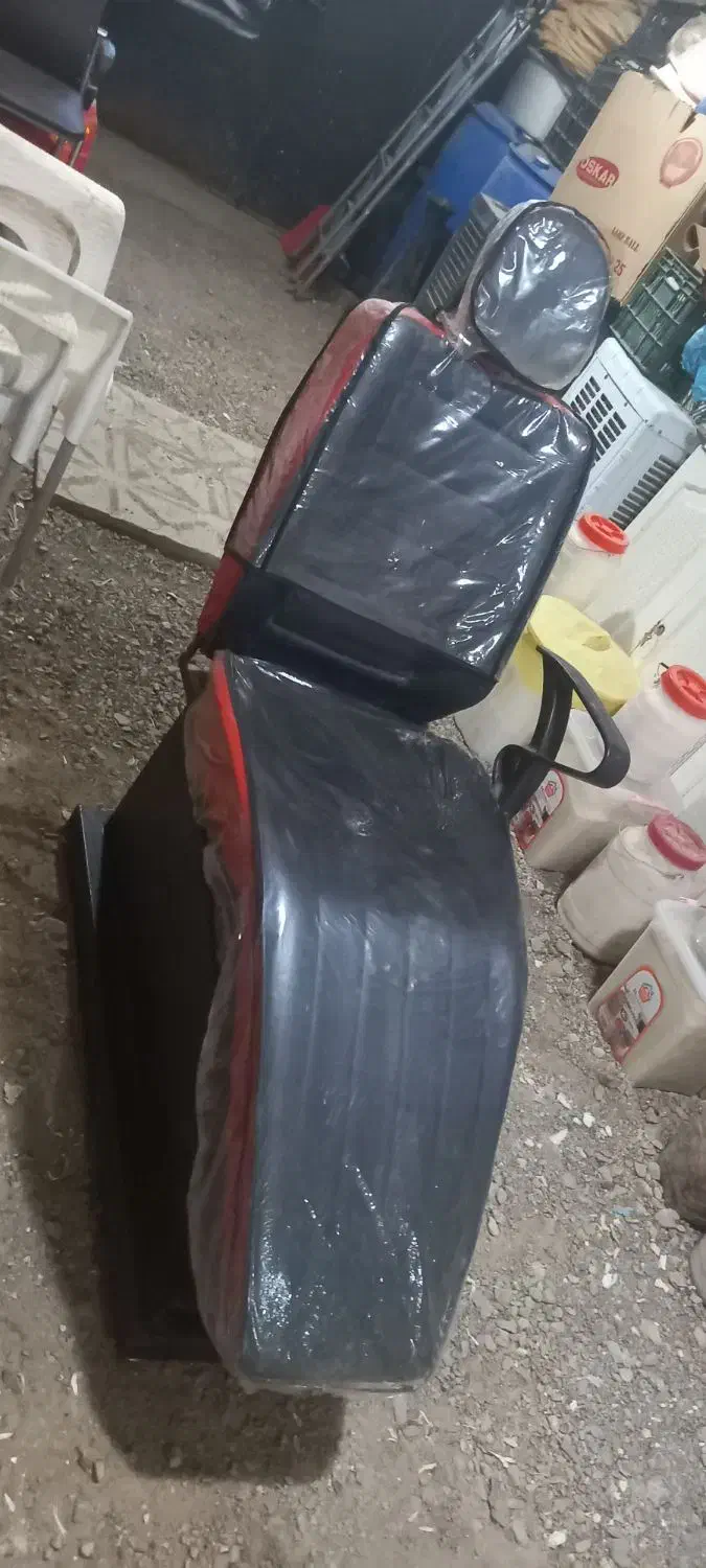 صندلی آرایشگاه و تاتو نو و تمییز با میزکوچک تاتو|آرایشگاه و سالن‌های زیبایی|مرند, |دیوار