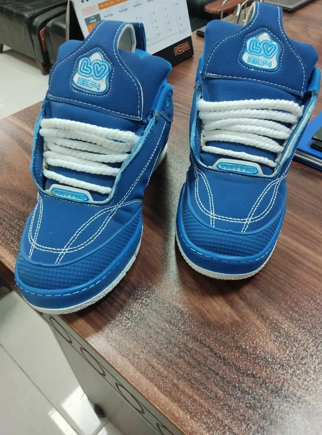 کتونی|کیف، کفش، کمربند|پیشوا, |دیوار