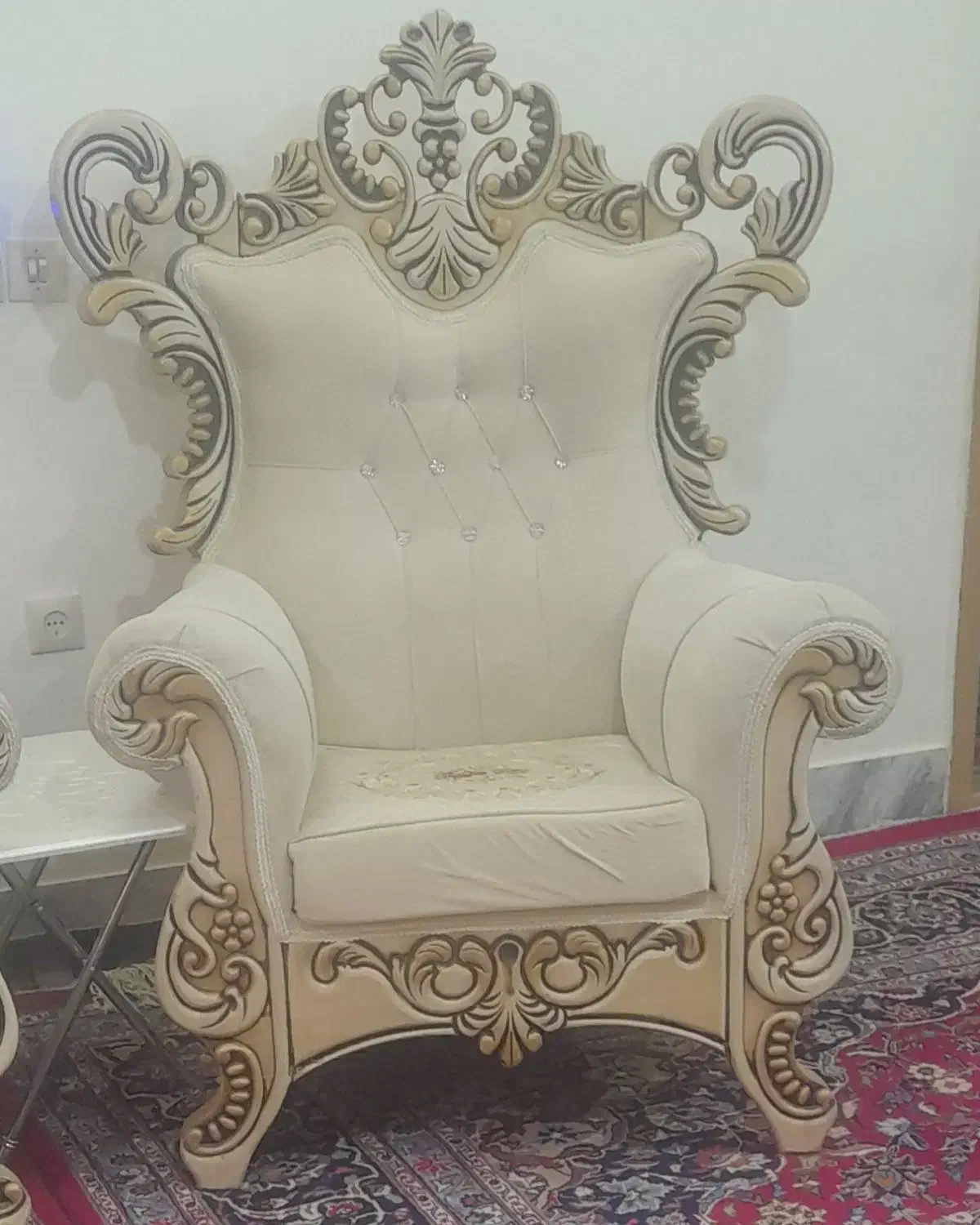 مبل هفت نفره سلطنتی تاج دار|مبلمان خانگی و میز عسلی|تربتحیدریه, کاشانی|دیوار