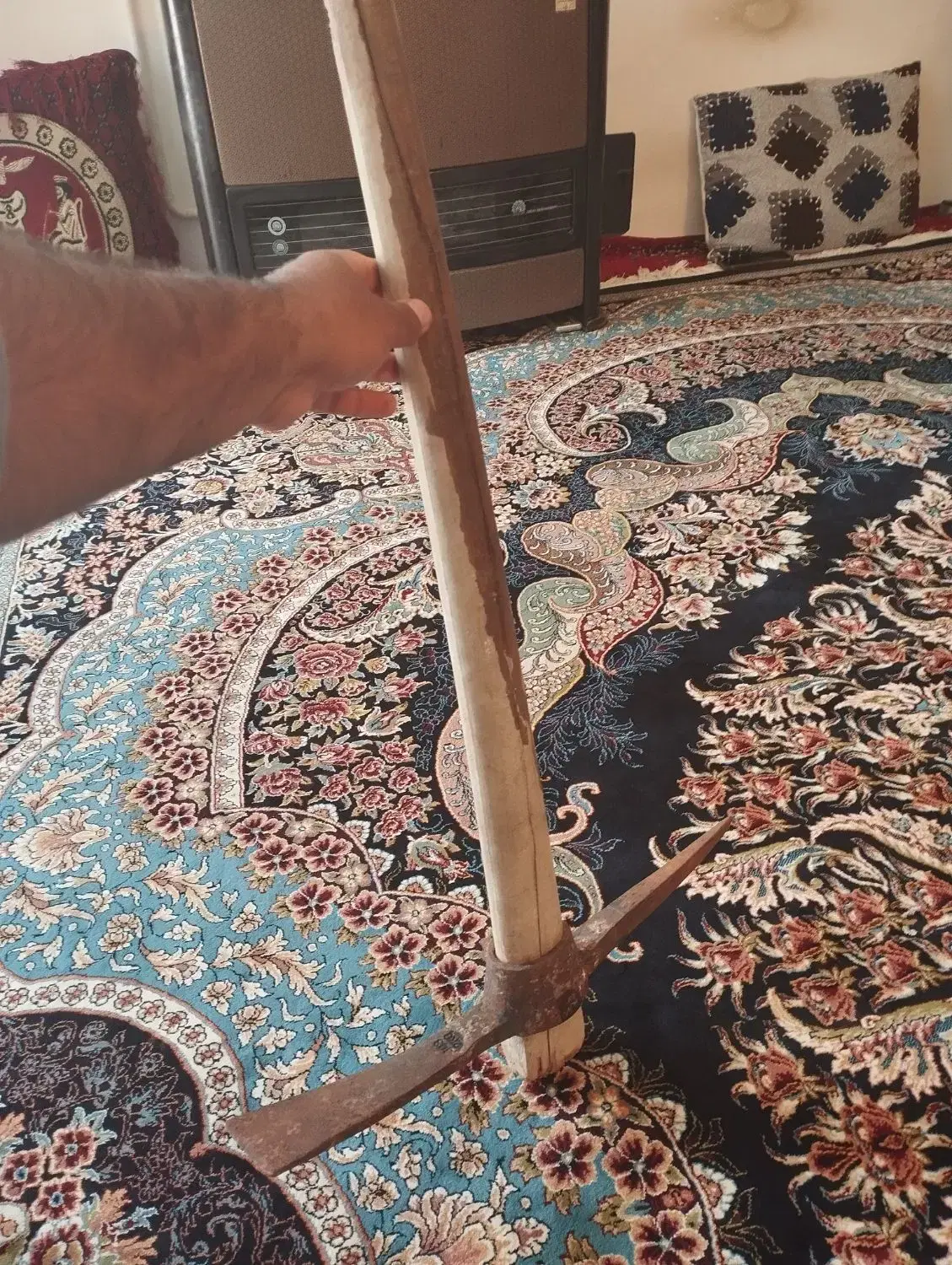 کلنگ|ابزارآلات|مشهد, کشاورز|دیوار