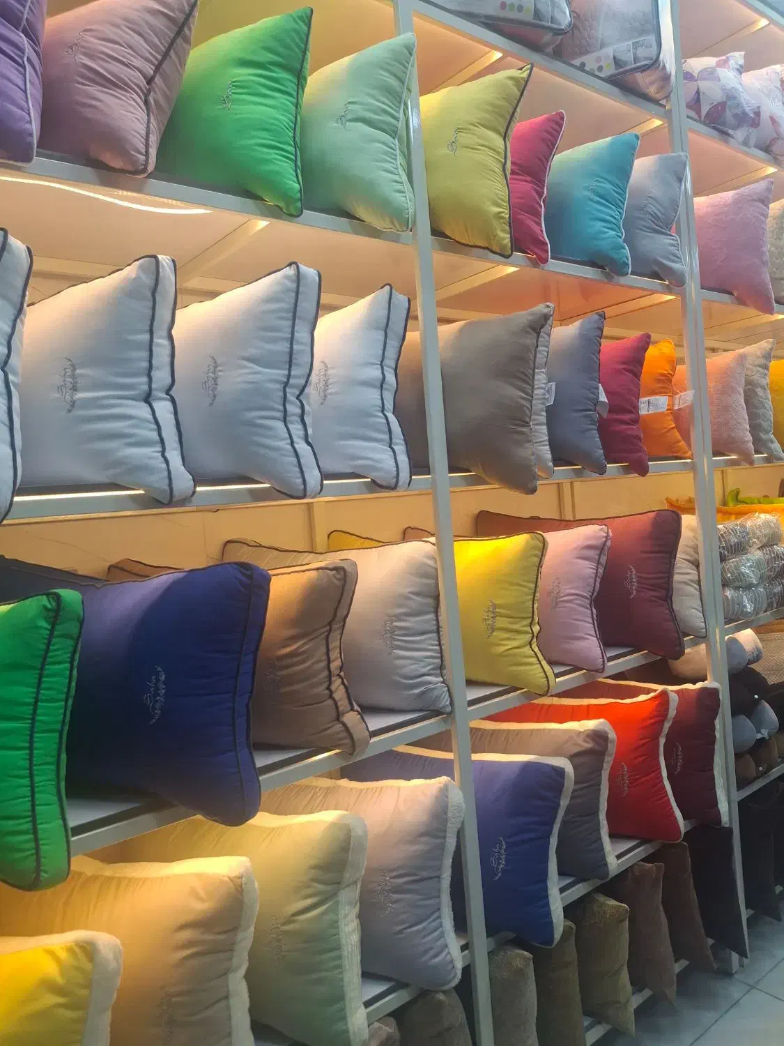 بالشت مختلف|رختخواب، بالش، پتو|آفتاب, |دیوار