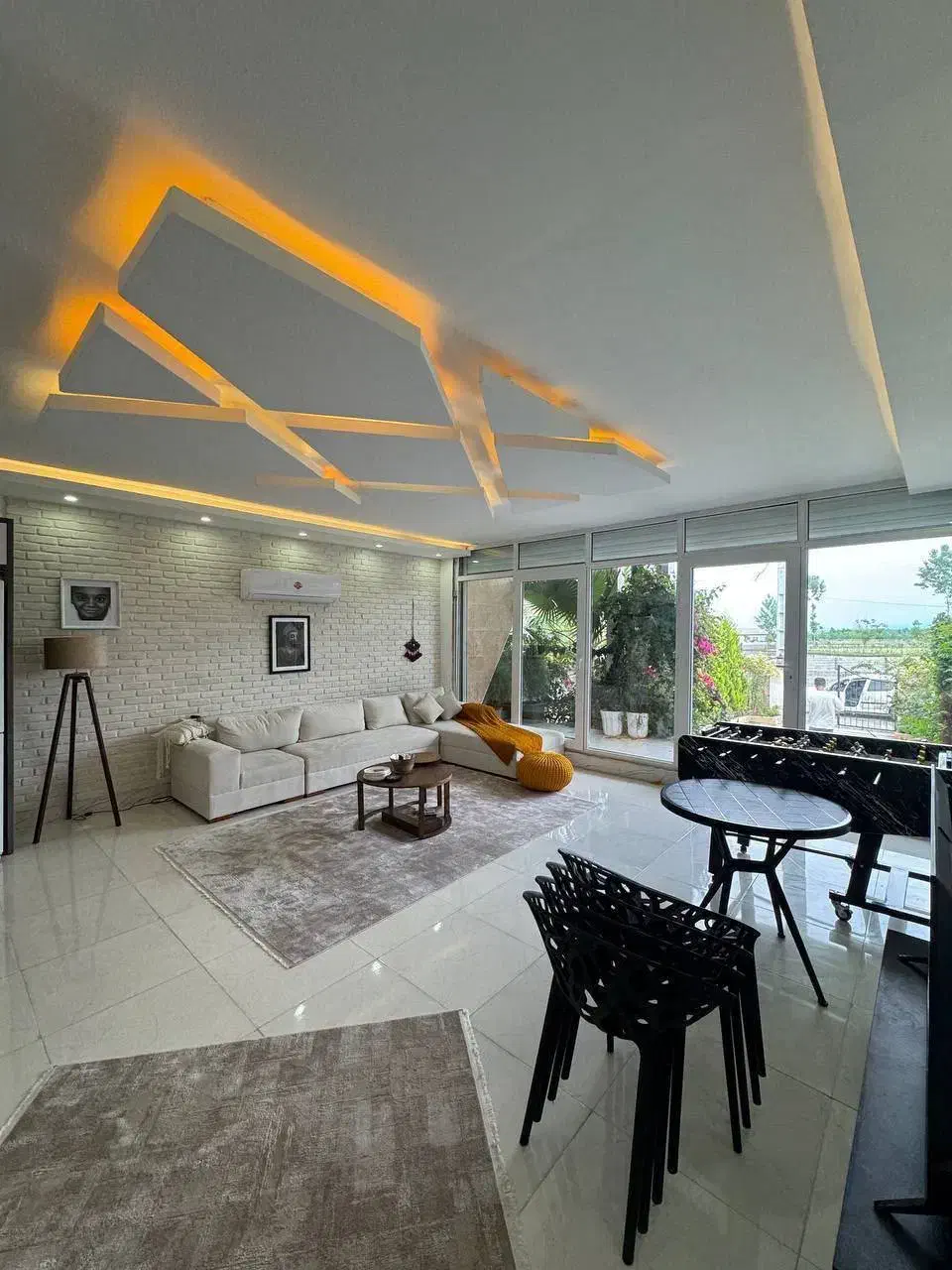 اقامت لوکس با چشم‌اندازخیره‌کننده حوضچه آب‌درمانی|اجارهٔ کوتاه‌مدت ویلا و باغ|رینه, |دیوار