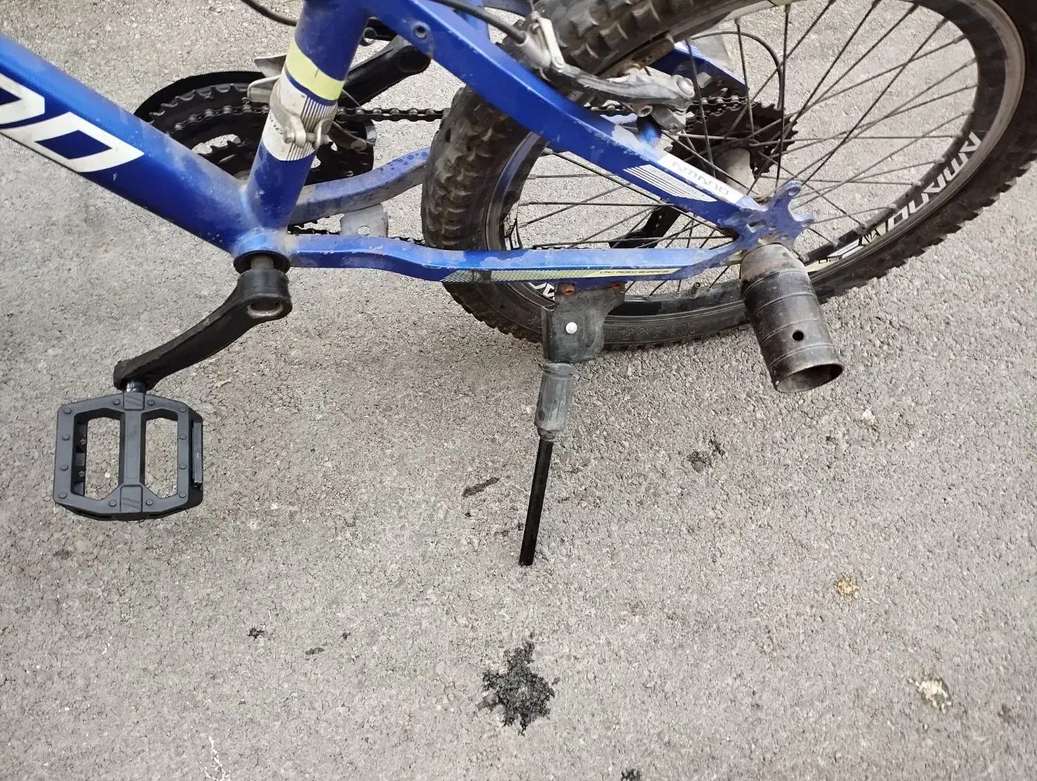 دوچرخه|دوچرخه، اسکیت، اسکوتر|رباط‌کریم, رباط‌کریم|دیوار