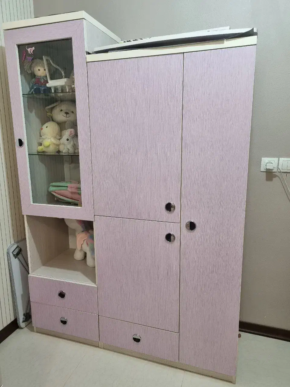 تخت کودک و نوجوان با کمد ویترین وپاتختی|تخت و سرویس خواب|شهرکرد, |دیوار