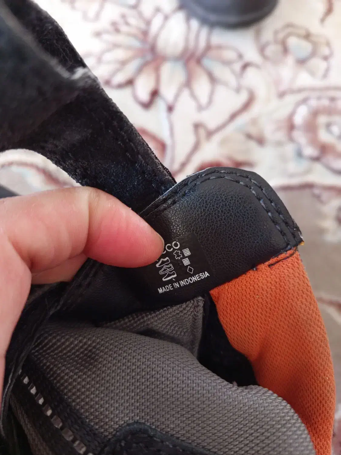 بوت کودک|کیف، کفش، کمربند|صحنه, |دیوار