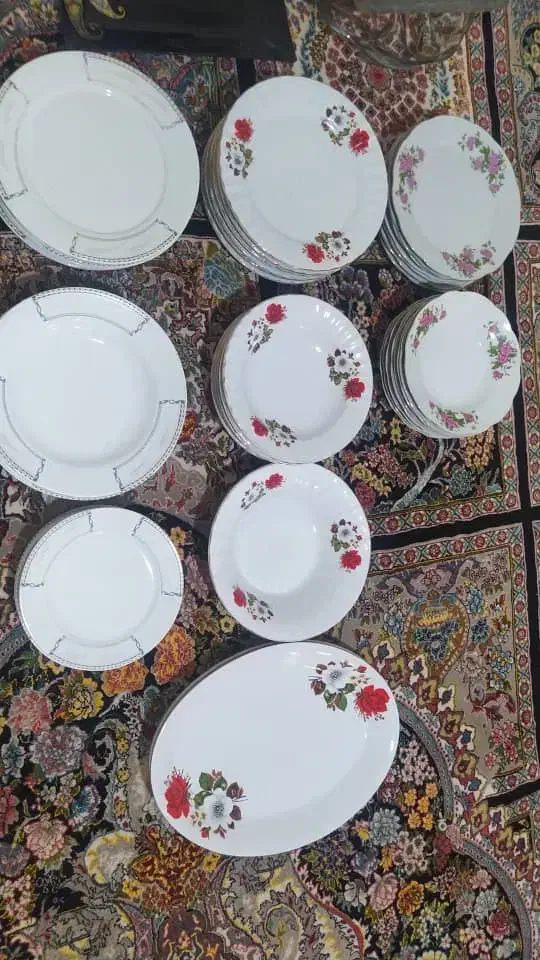 مقداری چینی ویک عدد آبمیوه گیر|ظروف سرو و پذیرایی|بروجرد, |دیوار