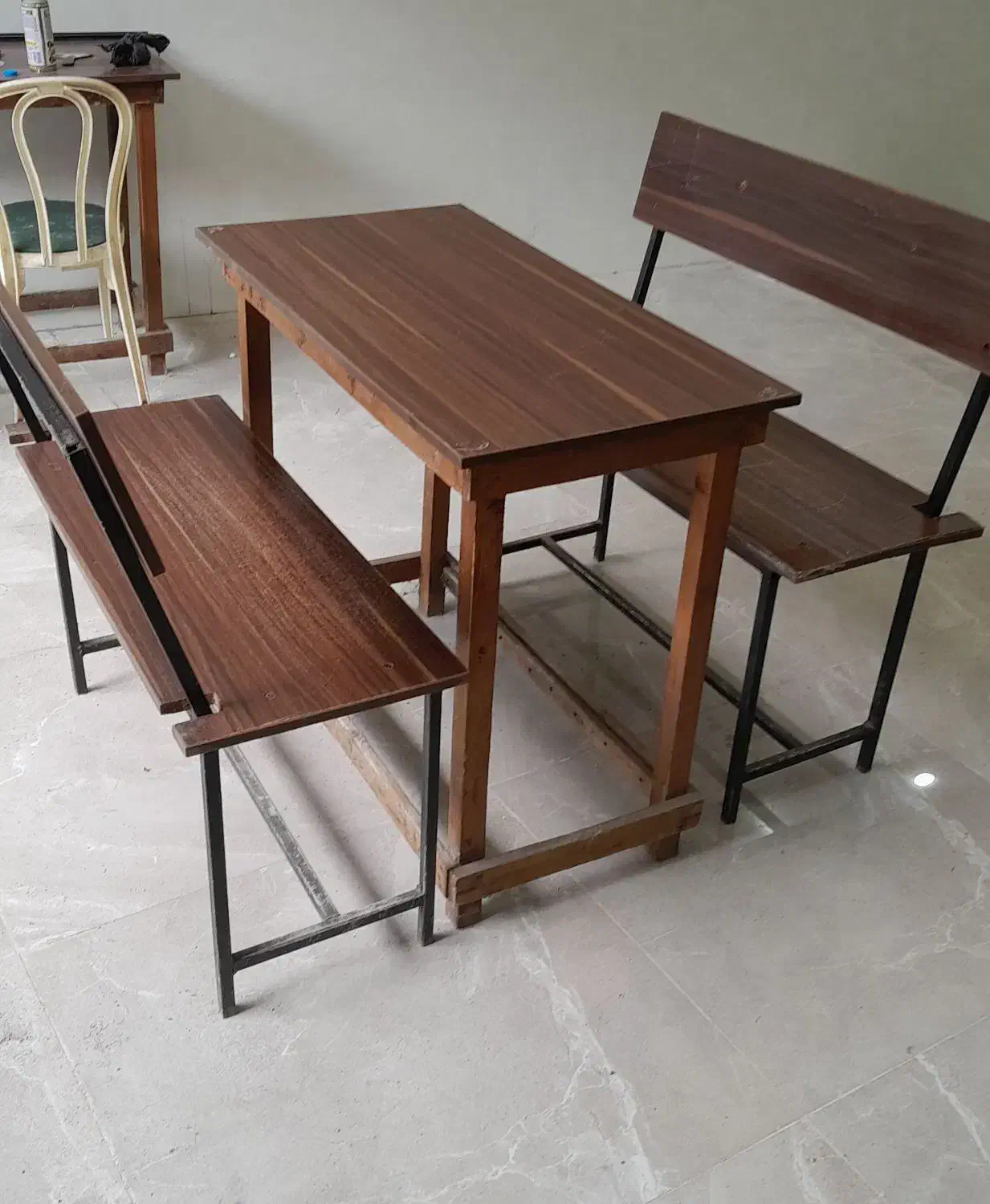 میز چوبی با نیمکت آهنی|کافی‌شاپ و رستوران|لاهیجان, لیالستان|دیوار