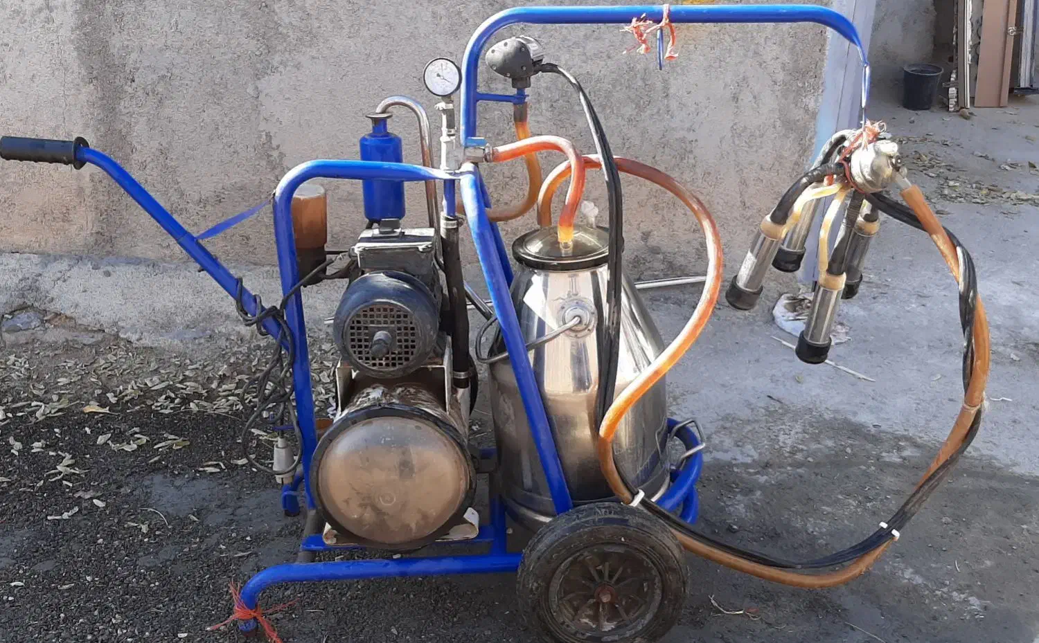 یک‌عدد‌دستگاه‌شیردوش|ماشین‌آلات صنعتی|فامنین, |دیوار