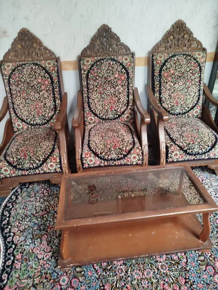 مبل قالی و پشتی پته|مبلمان خانگی و میز عسلی|ماهان, |دیوار