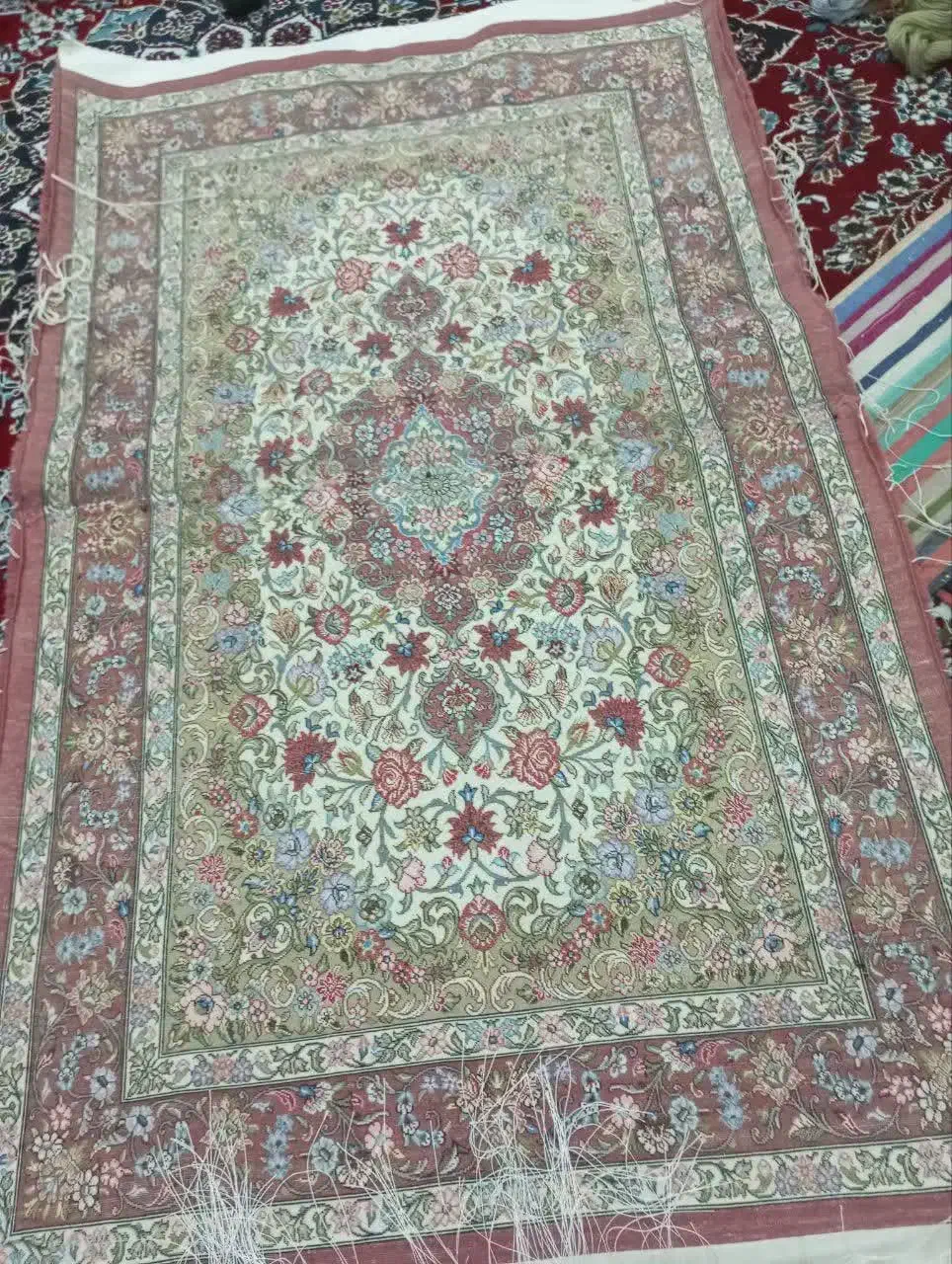 قالی دستباف  زرع نیم چله ابریشم نخ کرک|فرش|قم, یزدان‌شهر|دیوار